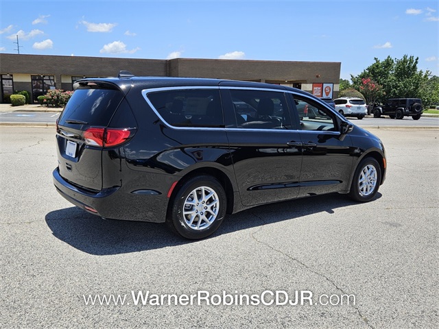 2025 Chrysler Voyager LX photo 13