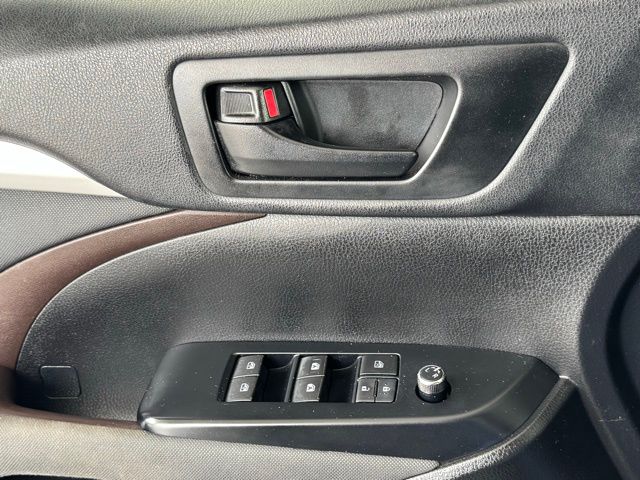 2019 Toyota Highlander LE photo 29