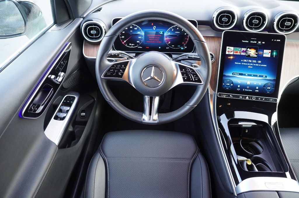 2025 Mercedes Benz GLC 300 photo 14
