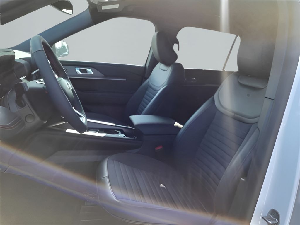2025 Ford Explorer ST-Line photo 17