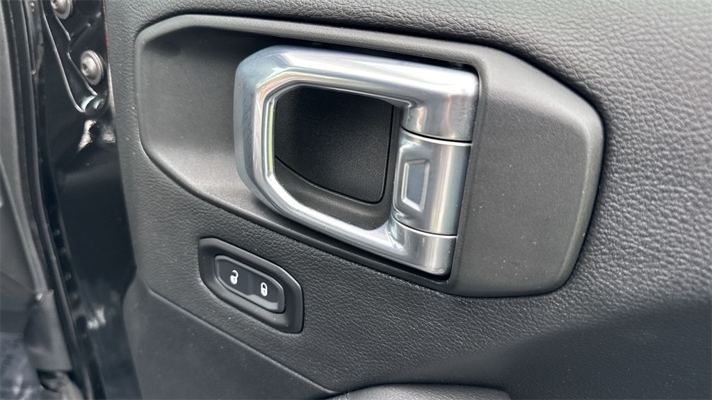2021 Jeep Wrangler Unlimited Sahara Altitude photo 40