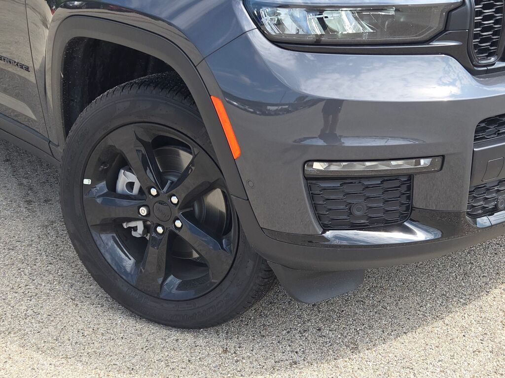 2025 Jeep Grand Cherokee Limited photo 3