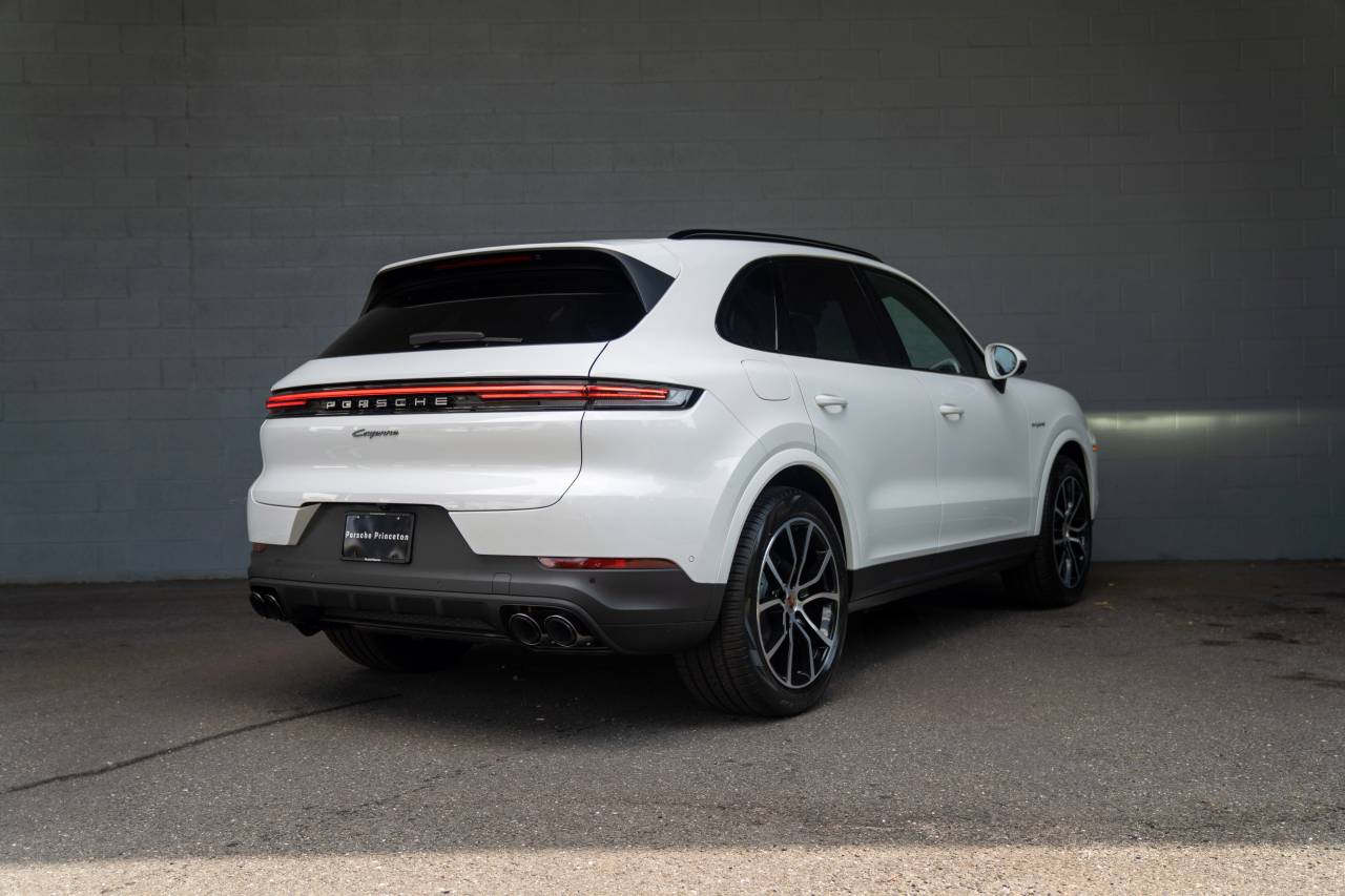 2025 Porsche Cayenne E-Hybrid photo 14