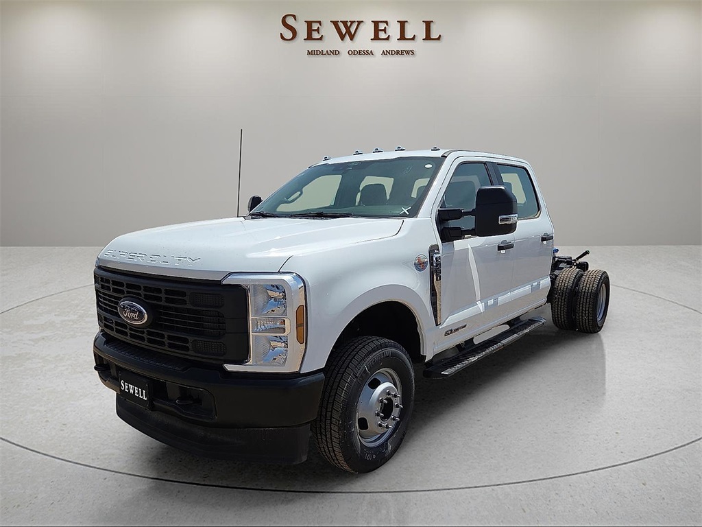 2025 Ford F-350 Super Duty Chassis Cab XL's photo