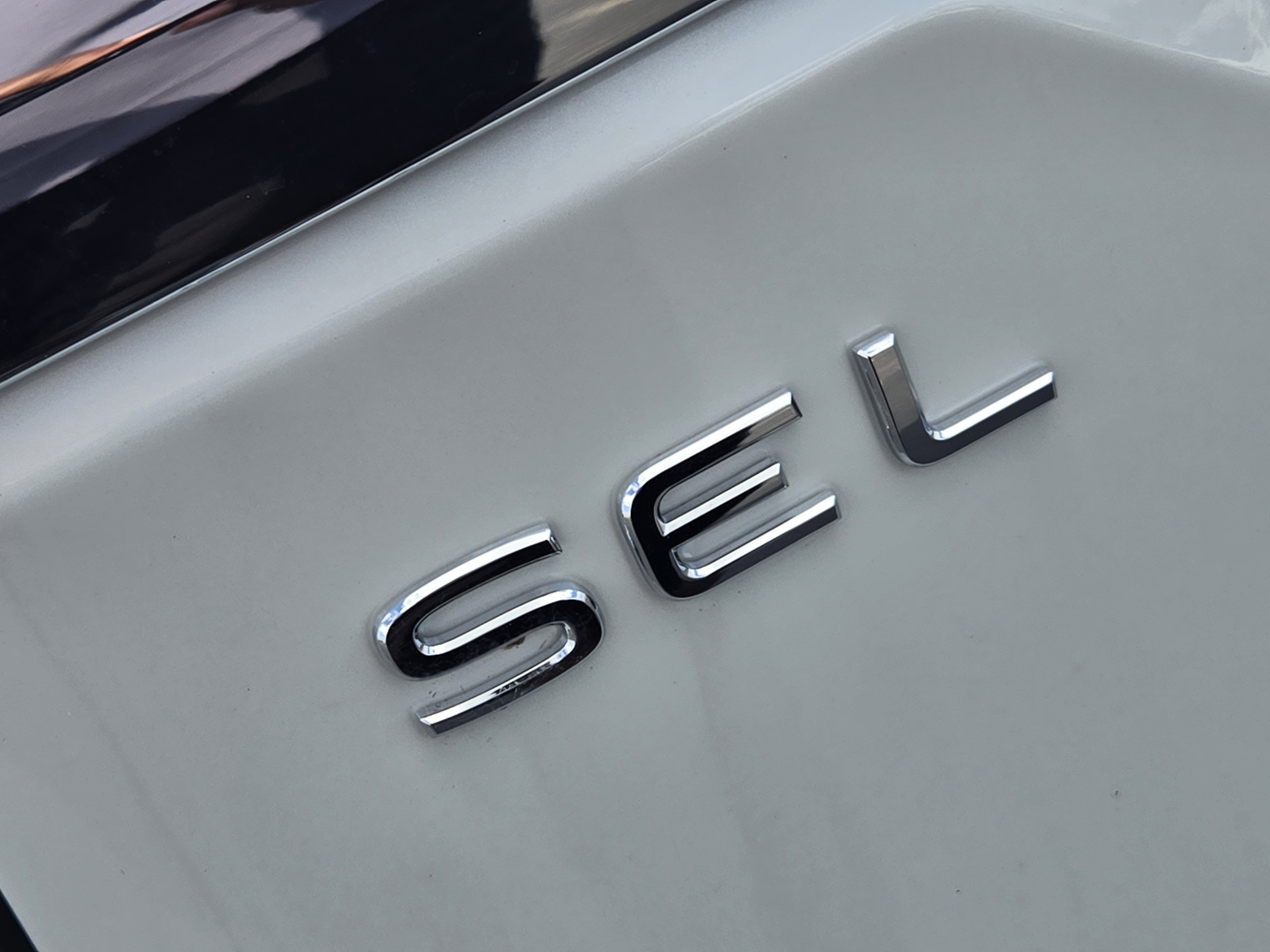 2025 Volkswagen Atlas SEL photo 2