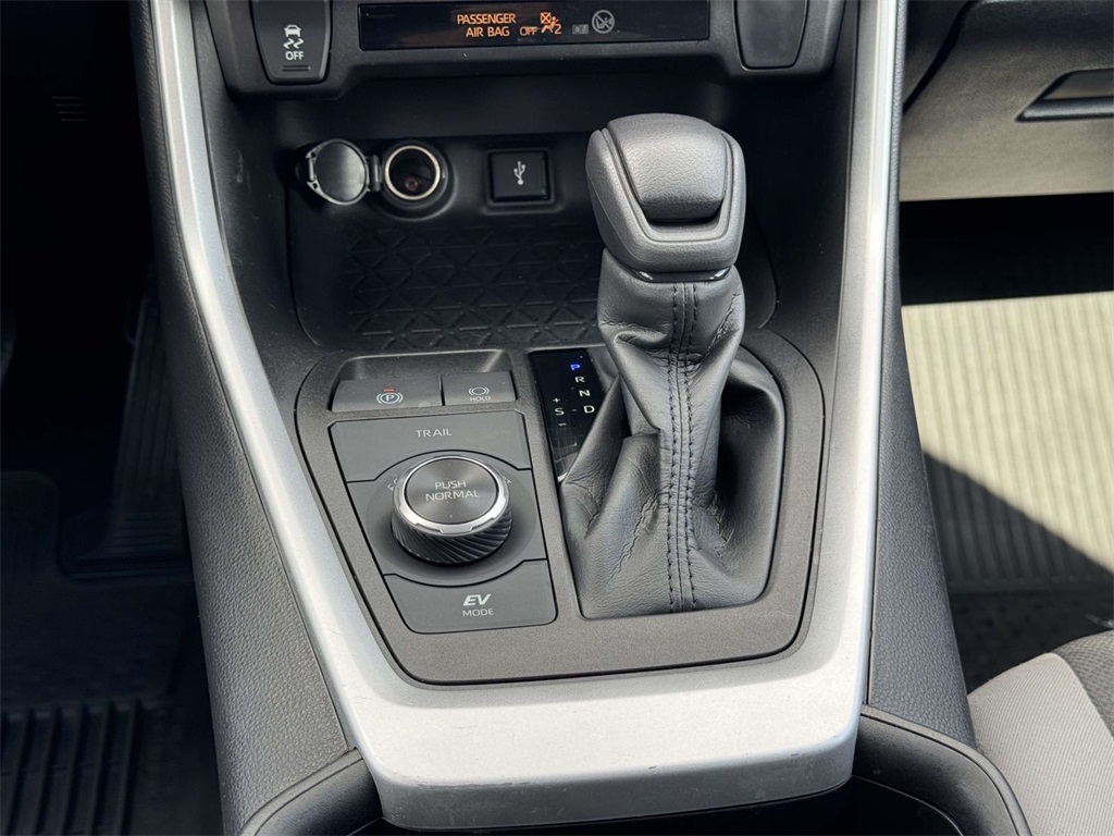 2022 Toyota RAV4 Hybrid XLE photo 17