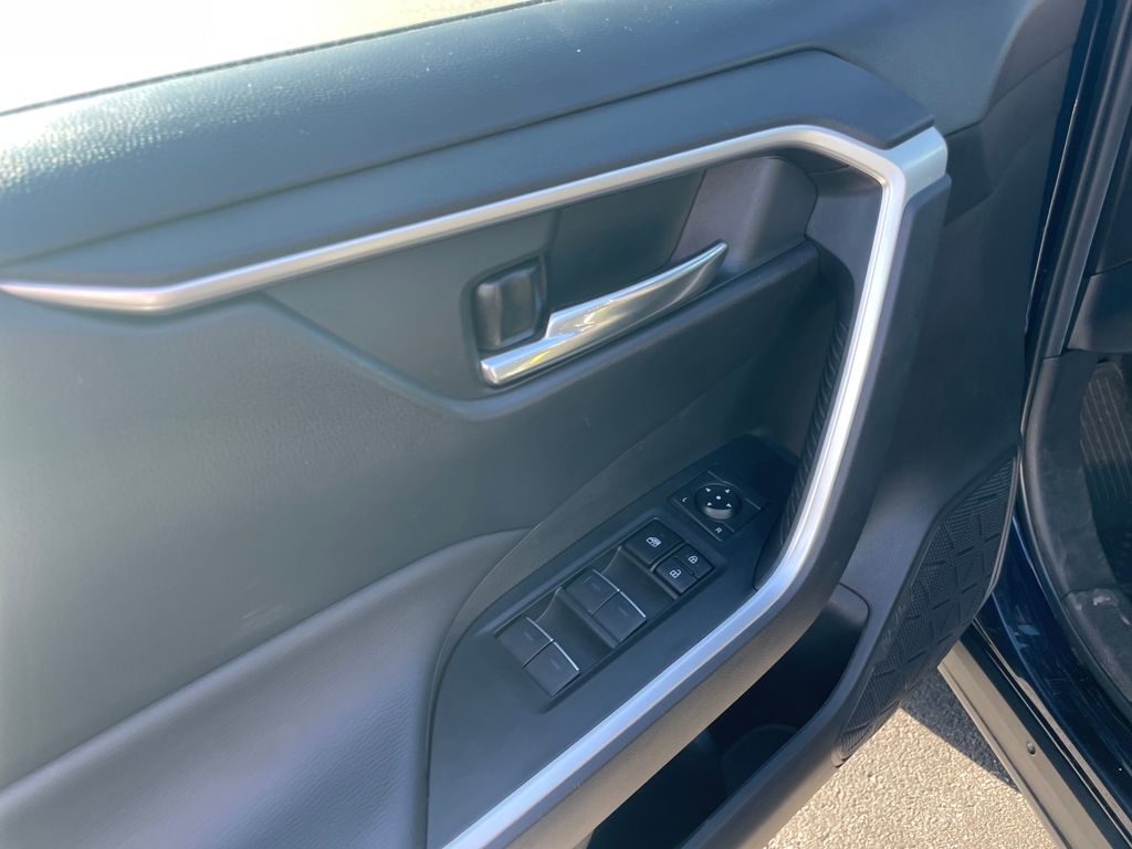 2023 Toyota RAV4 XLE photo 30