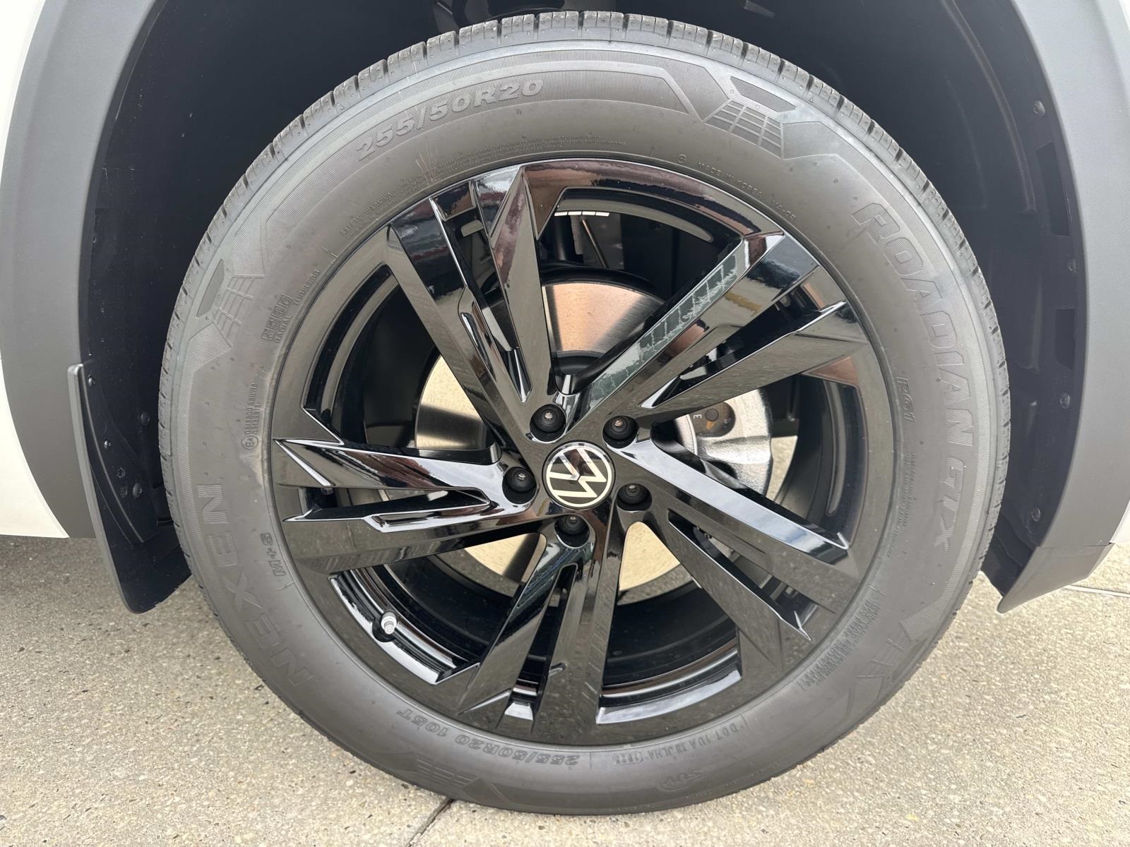 2026 Volkswagen Atlas Cross Sport SEL R-Line photo 2