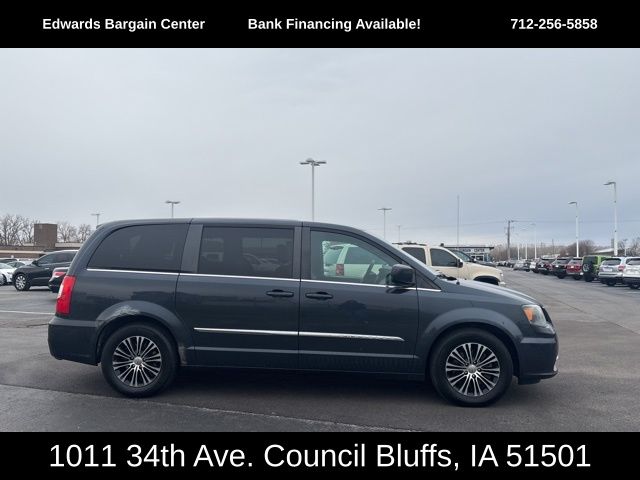 2014 Chrysler Town & Country S's photo