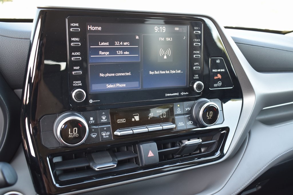 2021 Toyota Highlander Hybrid LE photo 12