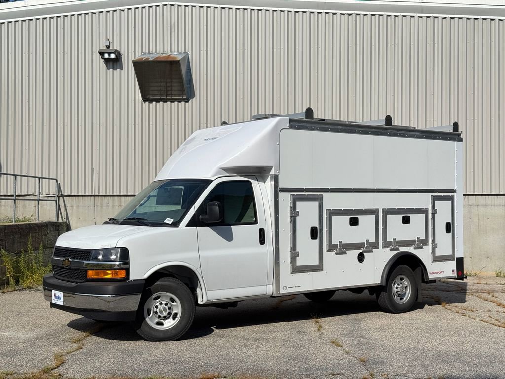 2025 Chevrolet Express Cutaway 3500 photo 2
