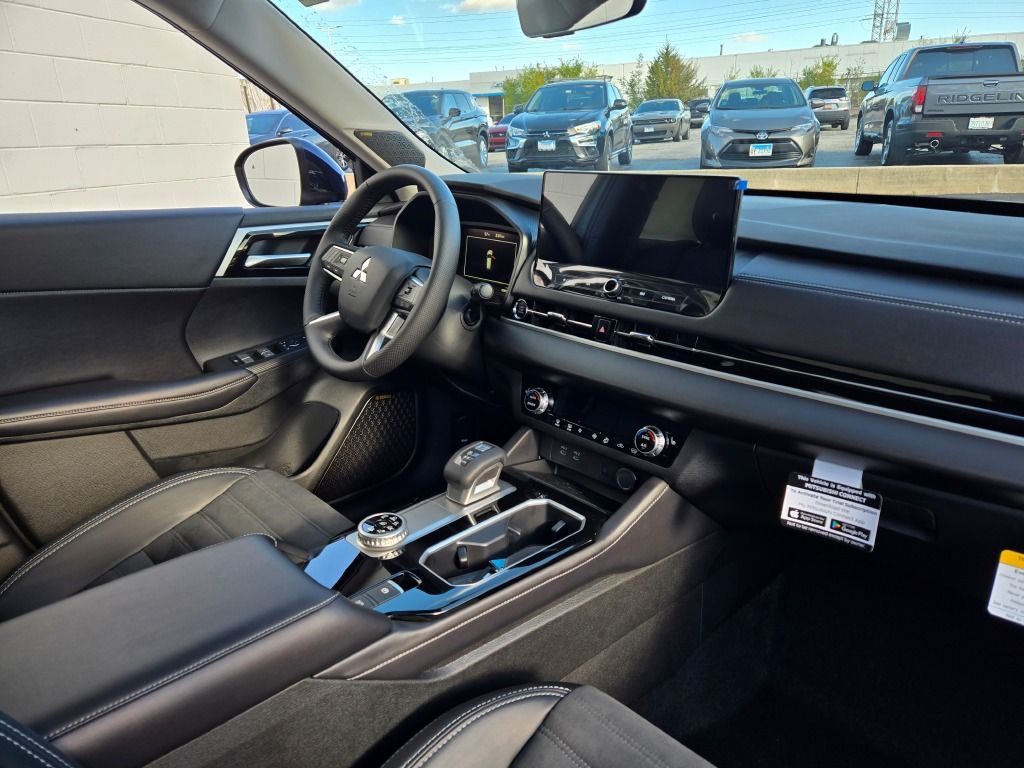 2025 Mitsubishi Outlander SE photo 2