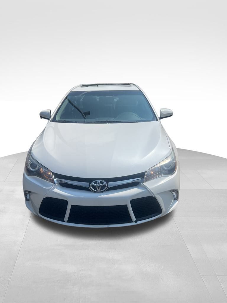 2017 Toyota Camry SE photo 2