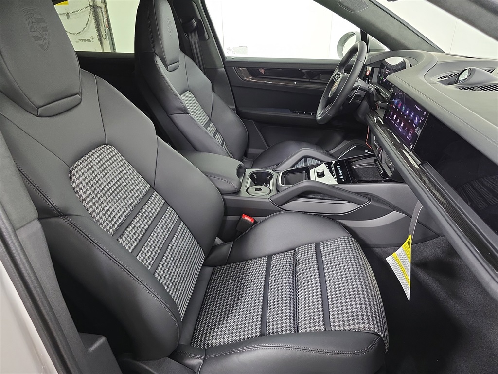 2026 Porsche Cayenne GTS Coupe photo 23
