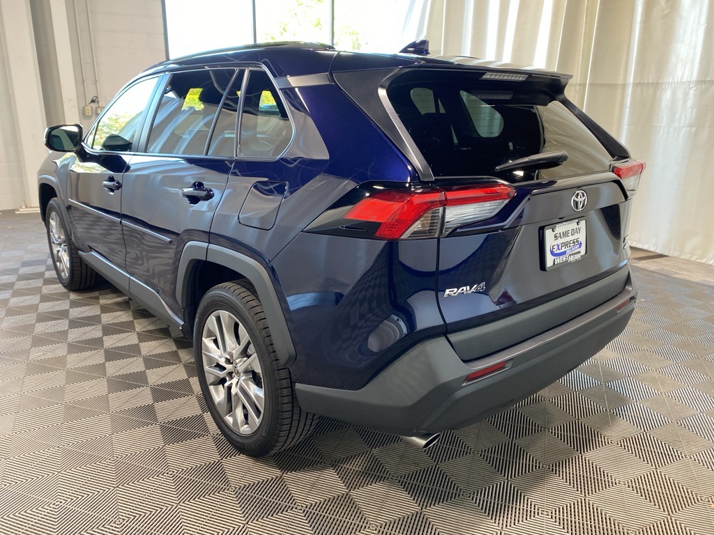 2022 Toyota RAV4 XLE Premium photo 3
