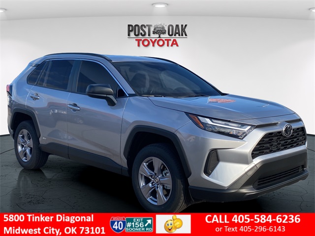 2025 Toyota RAV4 LE's photo