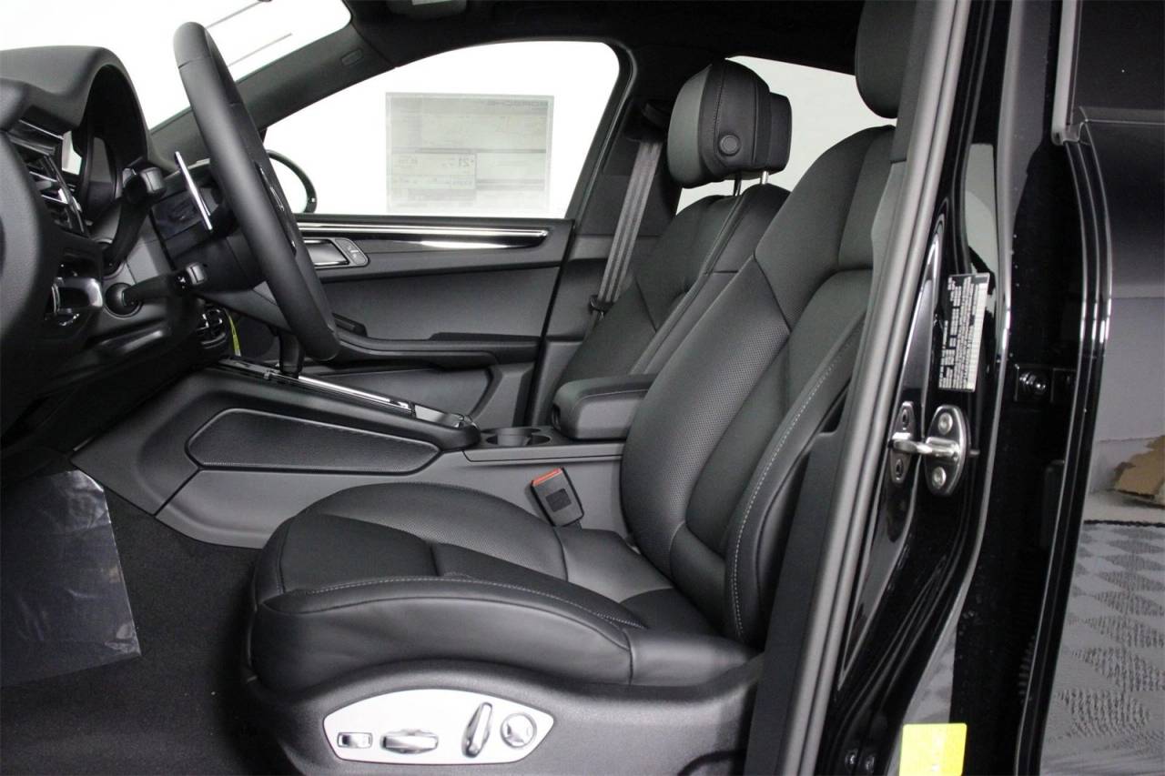 2025 Porsche Macan T photo 5