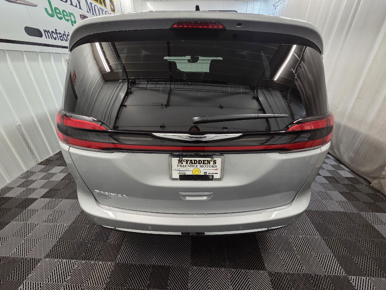 2026 Chrysler Pacifica photo 4
