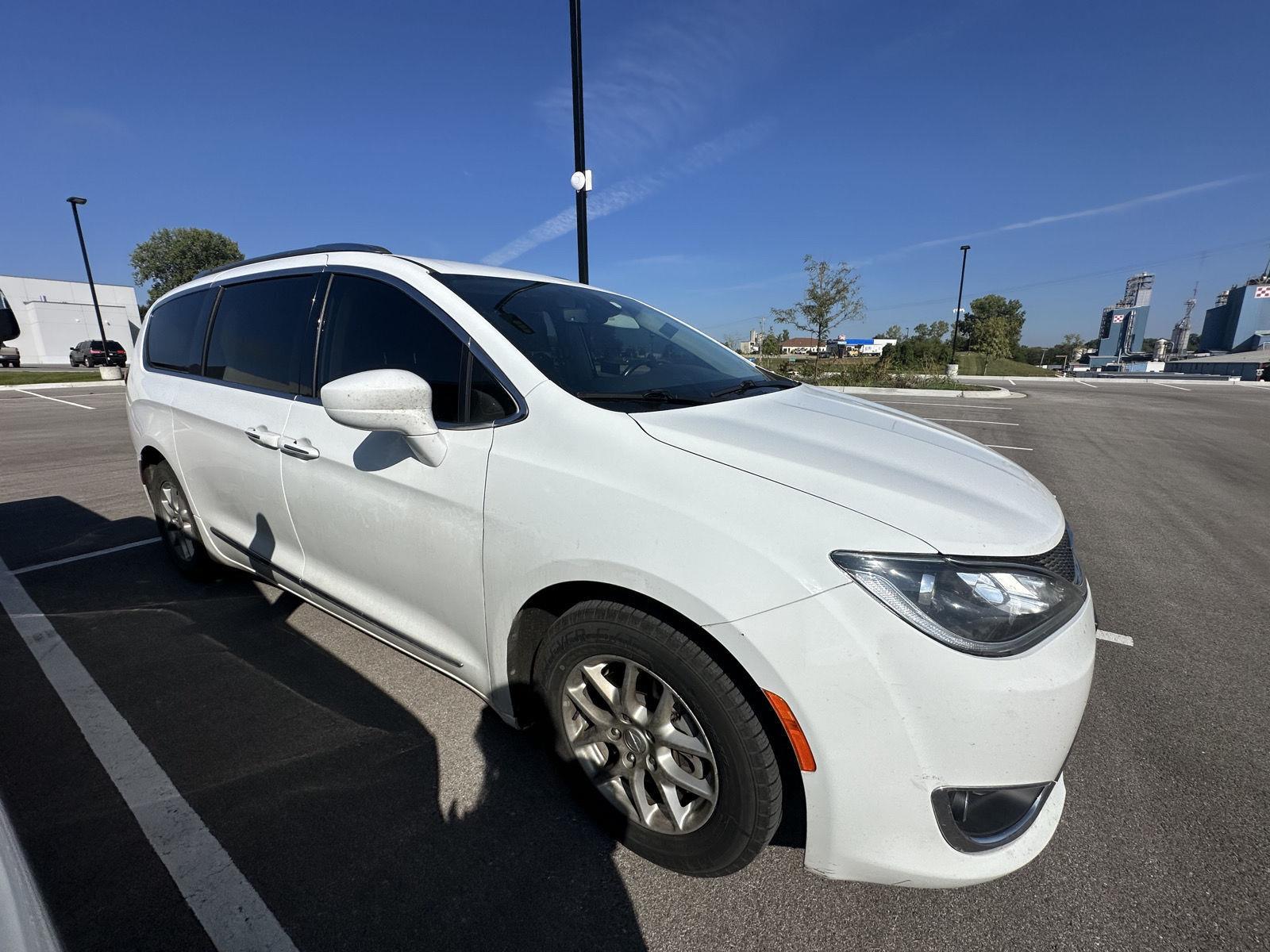 2020 Chrysler Pacifica Touring L photo 3