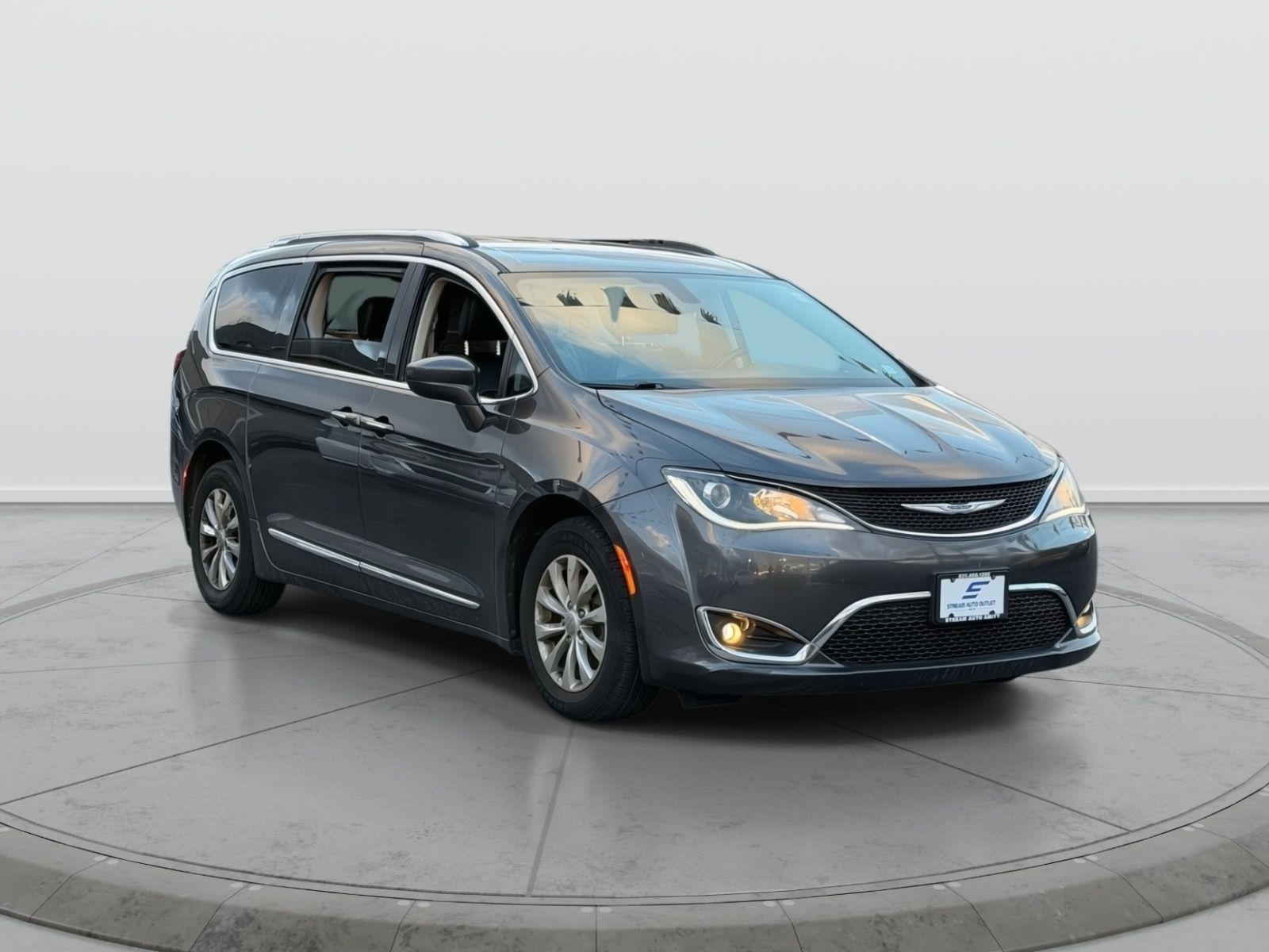 2019 Chrysler Pacifica Touring L's photo