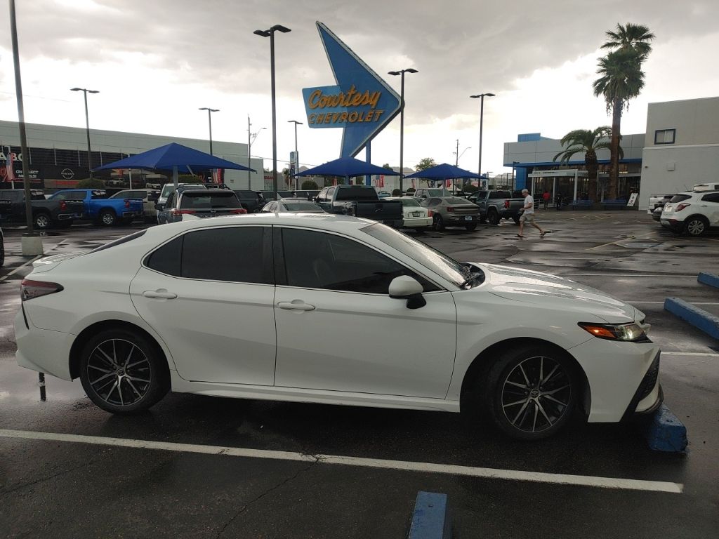 2021 Toyota Camry SE photo 2