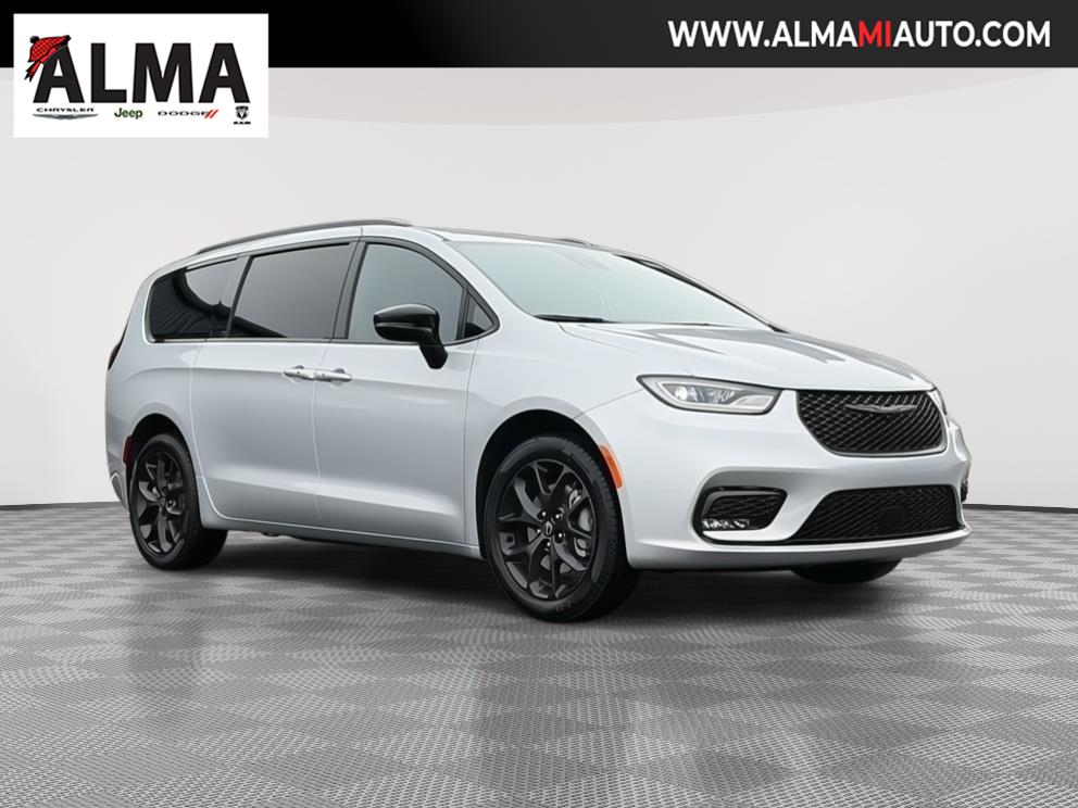 2026 Chrysler Pacifica Select's photo