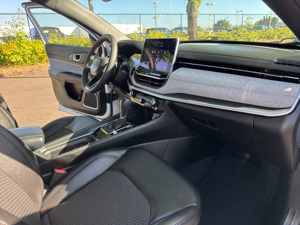 2024 Jeep Compass Latitude photo 32