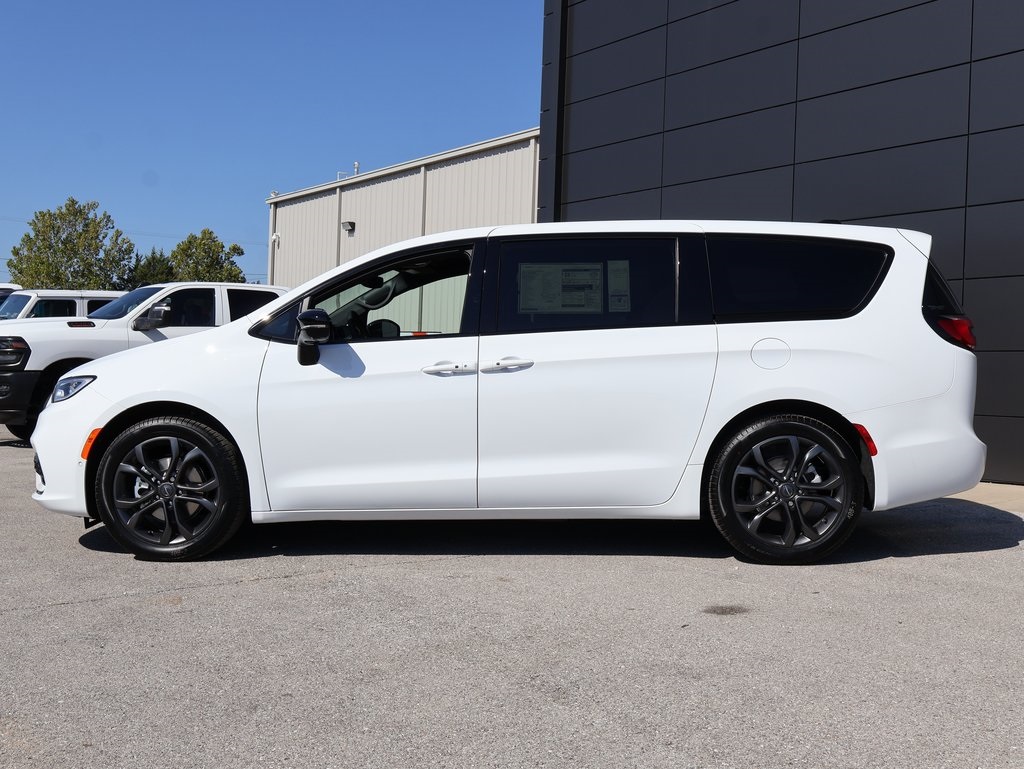 2026 Chrysler Pacifica photo 2