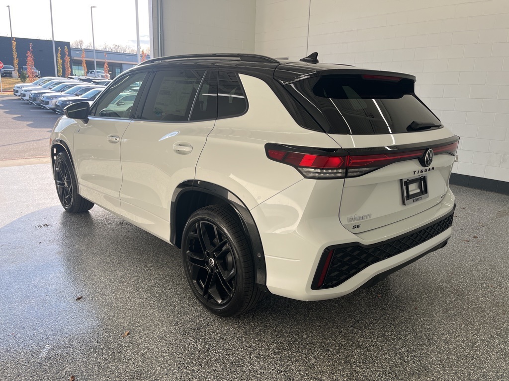 2026 Volkswagen Tiguan SE R-Line Black photo 2