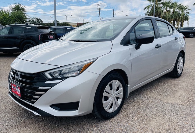 2025 Nissan Versa 1.6 S photo 3