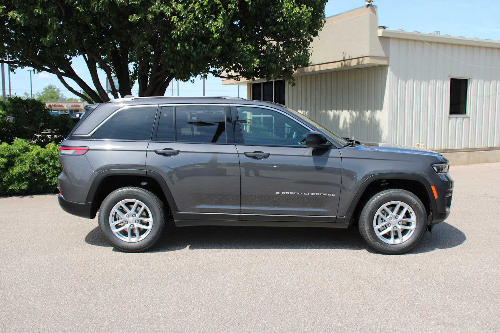 2025 Jeep Grand Cherokee Laredo Altitude photo 2