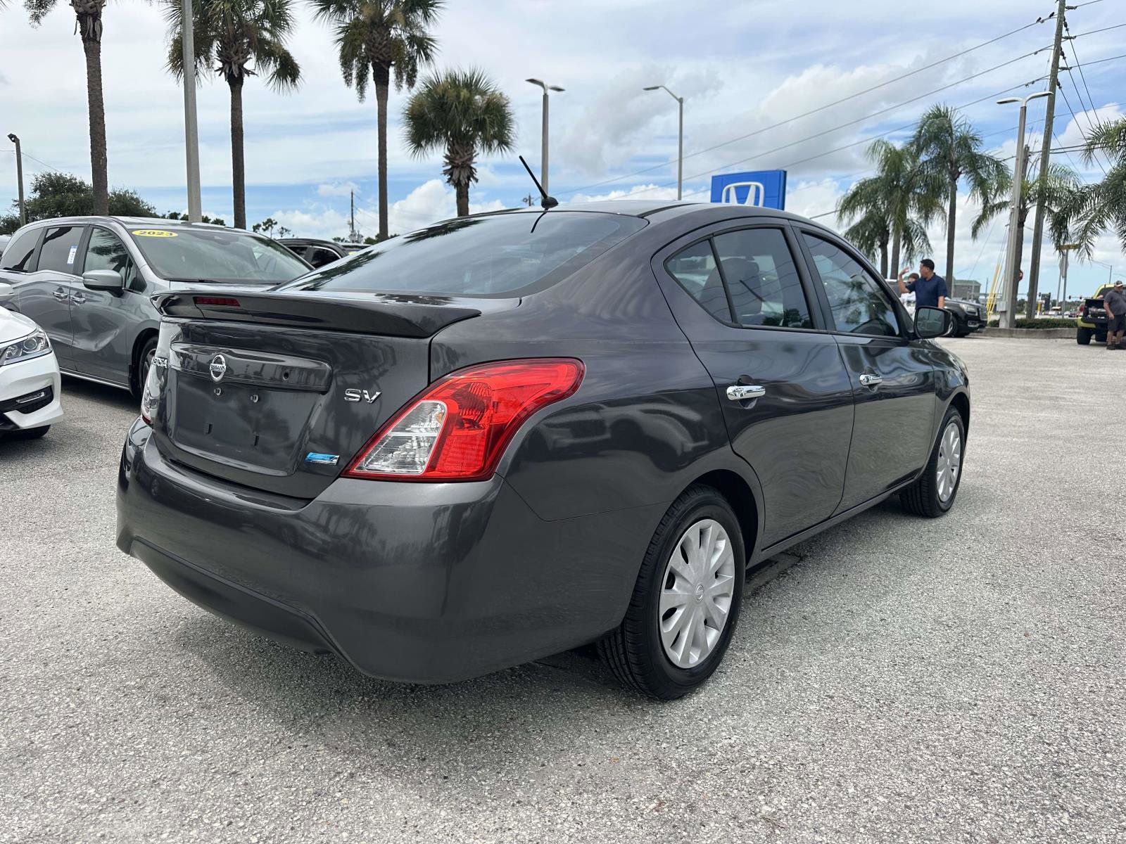 2015 Nissan Versa SV Sedan photo 3