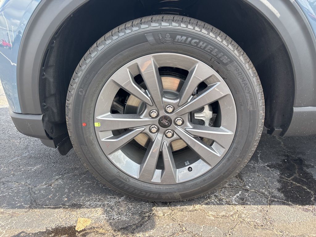 2025 Ford Explorer photo 9