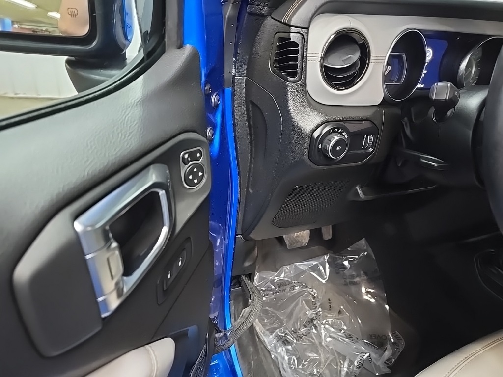 2023 Jeep Wrangler Altitude photo 26
