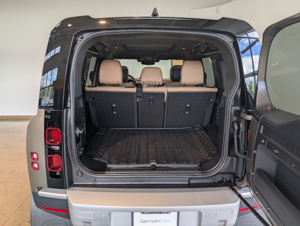 2025 Land Rover Defender 110 S photo 4