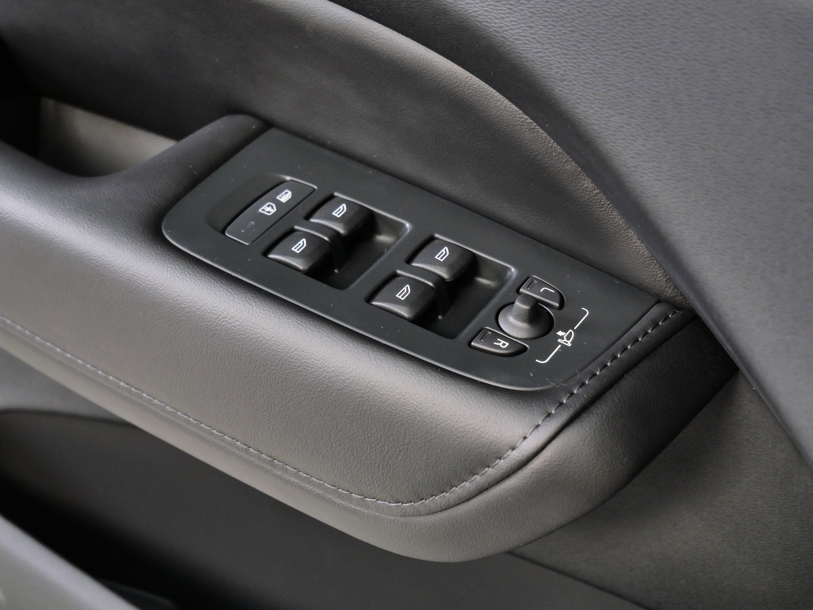2025 Volvo XC60 Plus photo 30