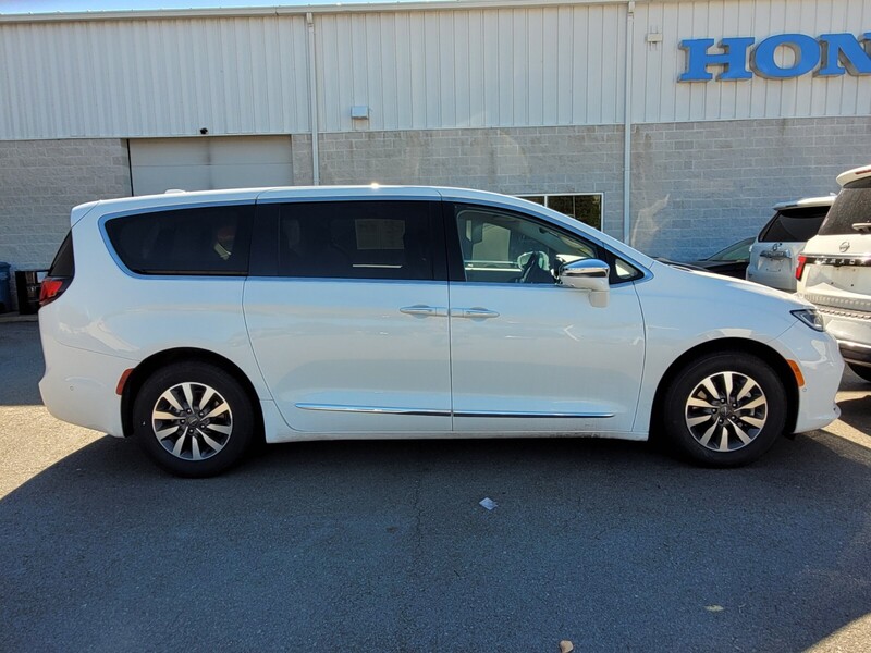 2022 Chrysler Pacifica Hybrid Limited photo 2