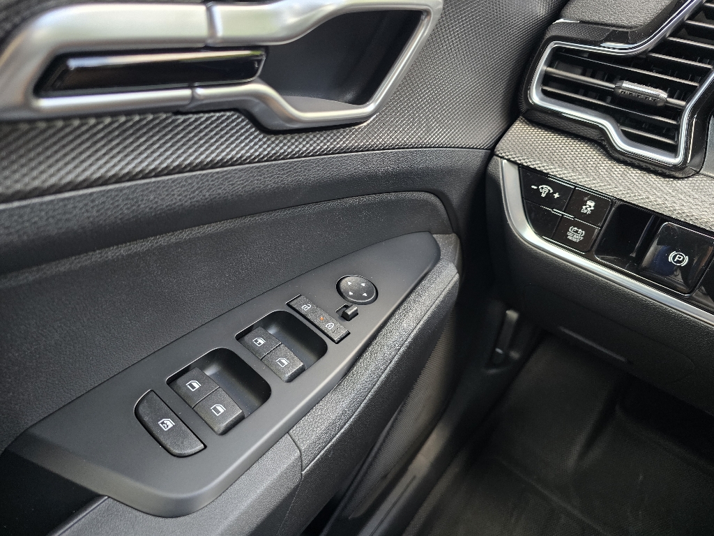 2025 Kia Sportage LX photo 12