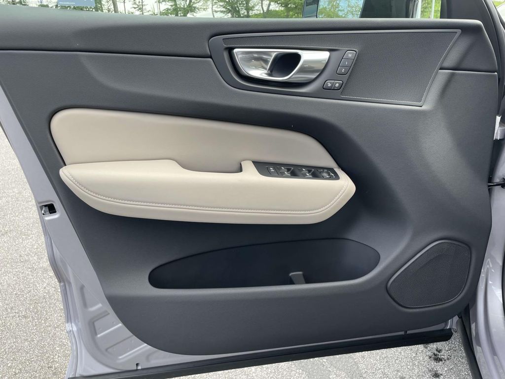 2026 Volvo XC60 B5 Core photo 4