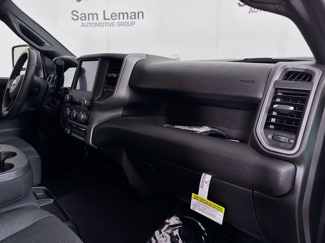 New 2024 Diamond Black Crystal Pearl-Coat Exterior Paint RAM Tradesman image 27