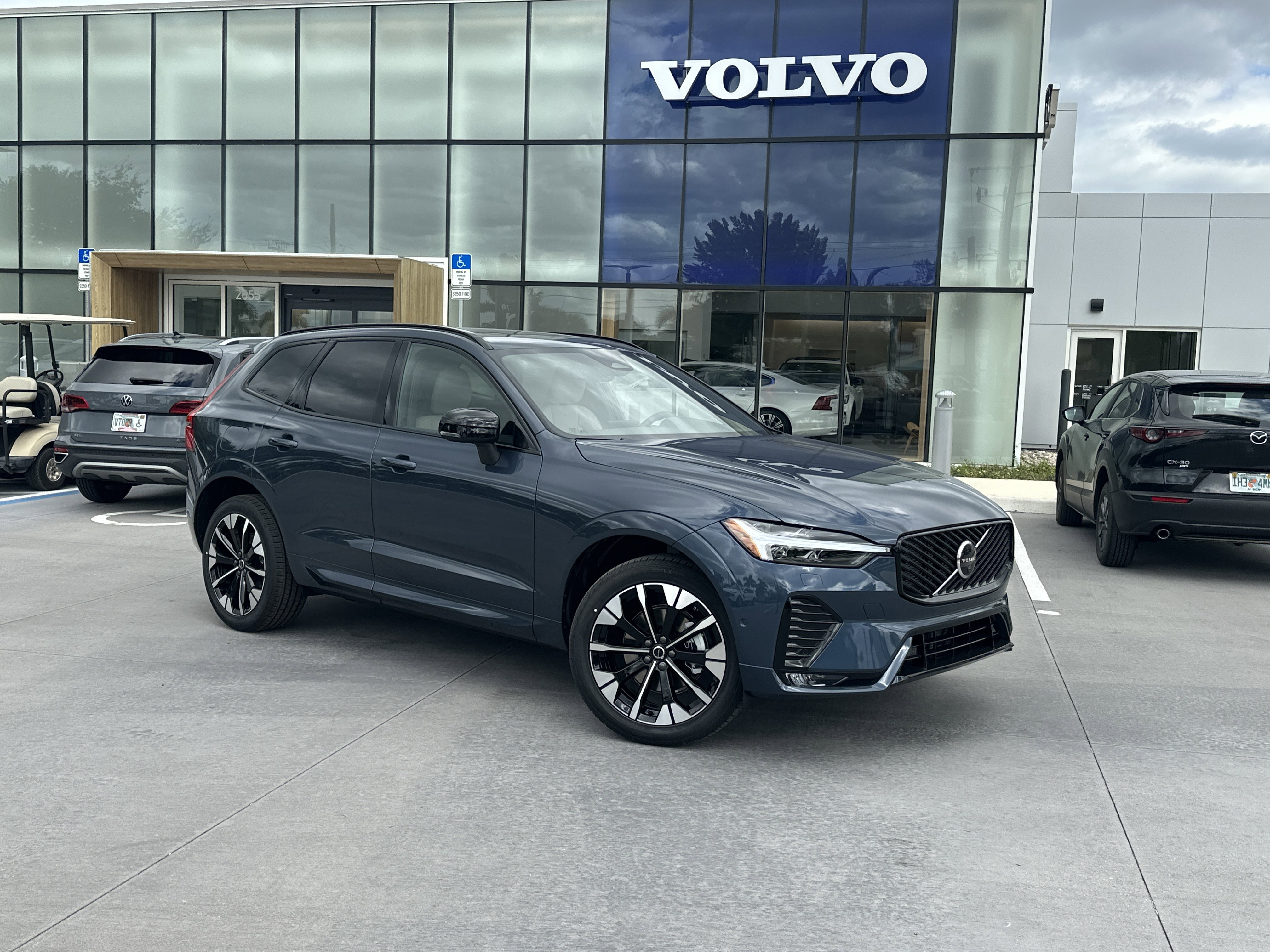 2026 Volvo XC60 Plus's photo