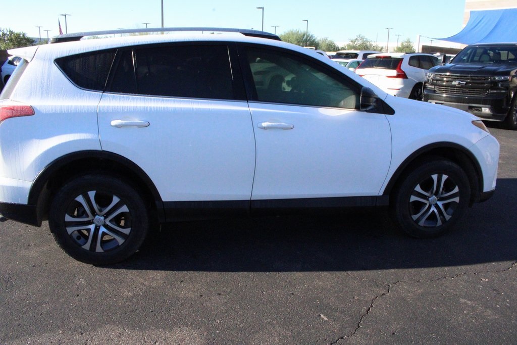 2017 Toyota RAV4 LE photo 4