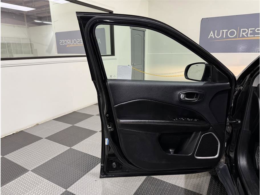 Used 2019 Diamond Black Crystal Pearlcoat Jeep Limited image 13