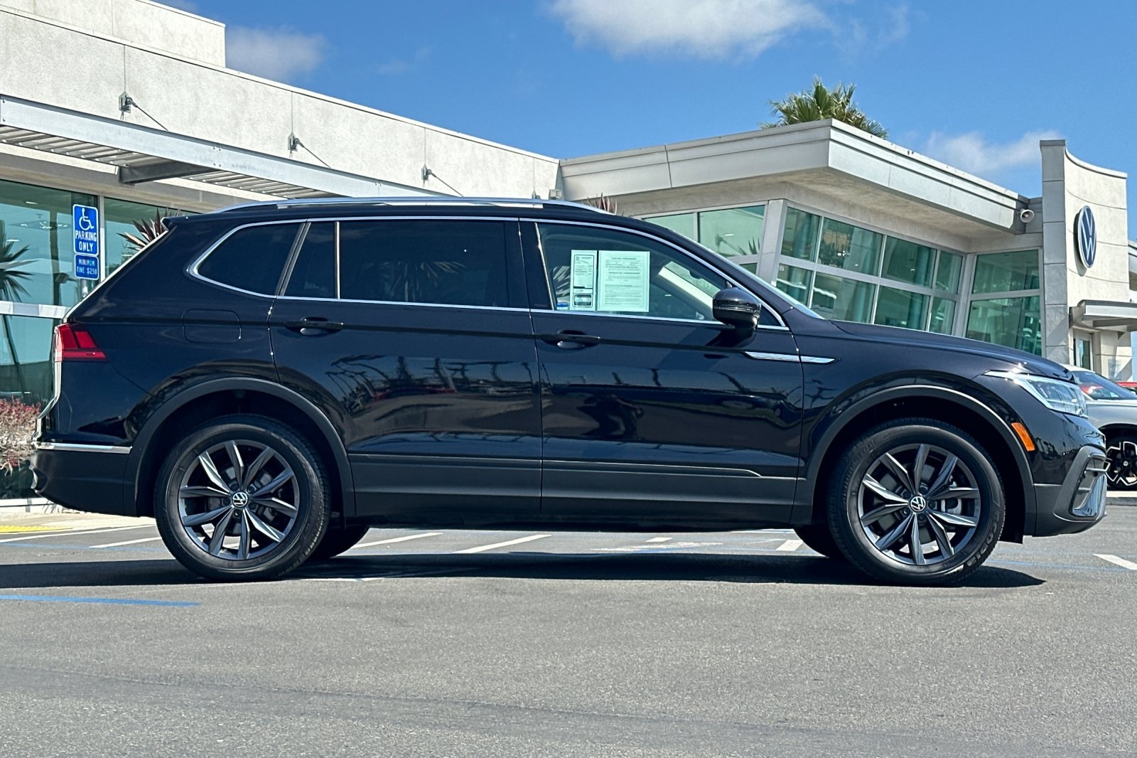 2022 Volkswagen Tiguan SE photo 3