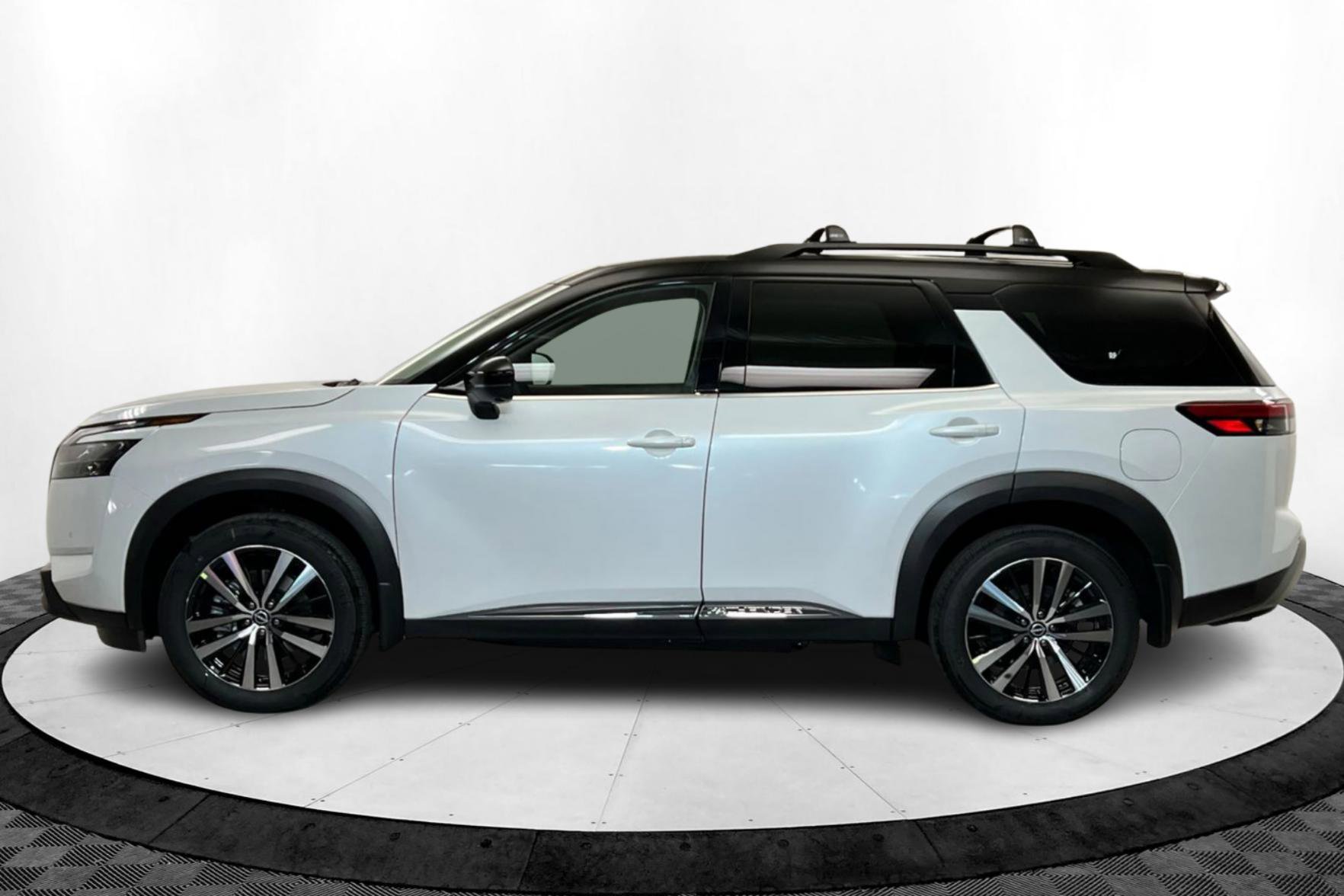 2025 Nissan Pathfinder Platinum photo 2