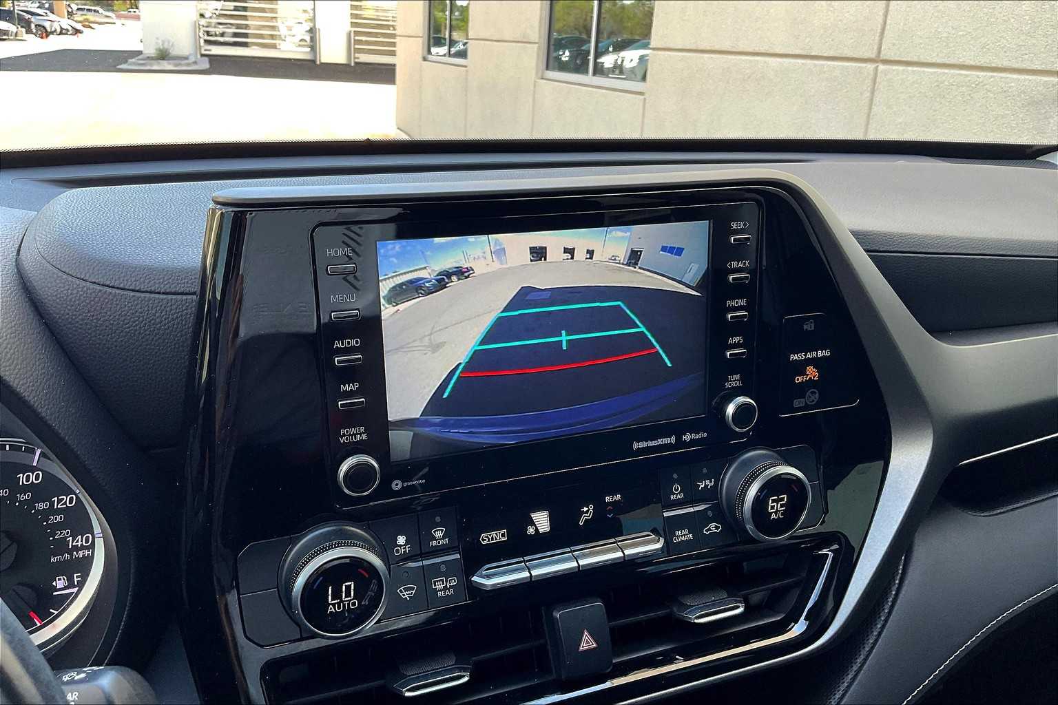 2020 Toyota Highlander LE photo 25
