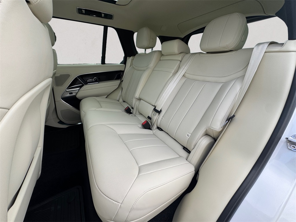 2025 Land Rover Range Rover SE photo 13