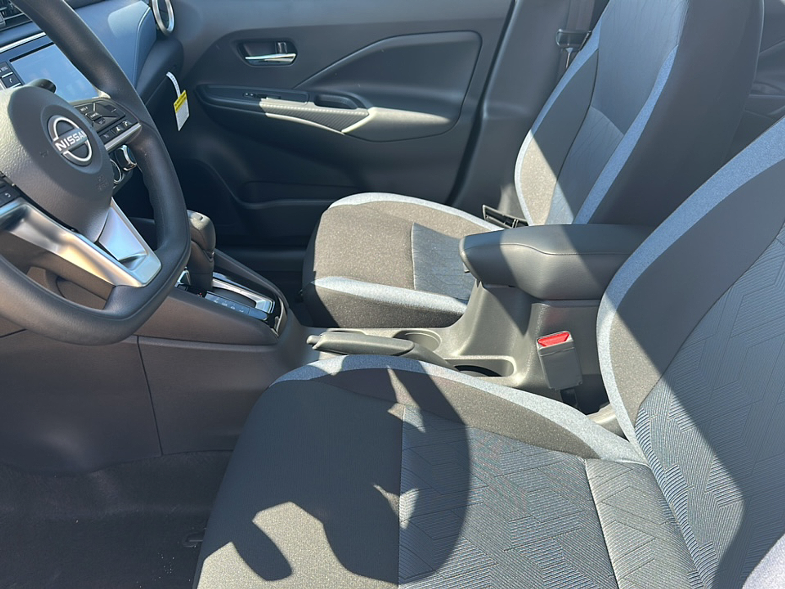 2025 Nissan Versa 1.6 SV photo 4