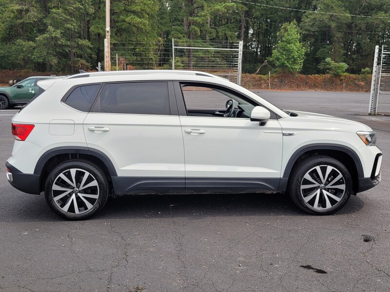 2023 Volkswagen Taos SE photo 2