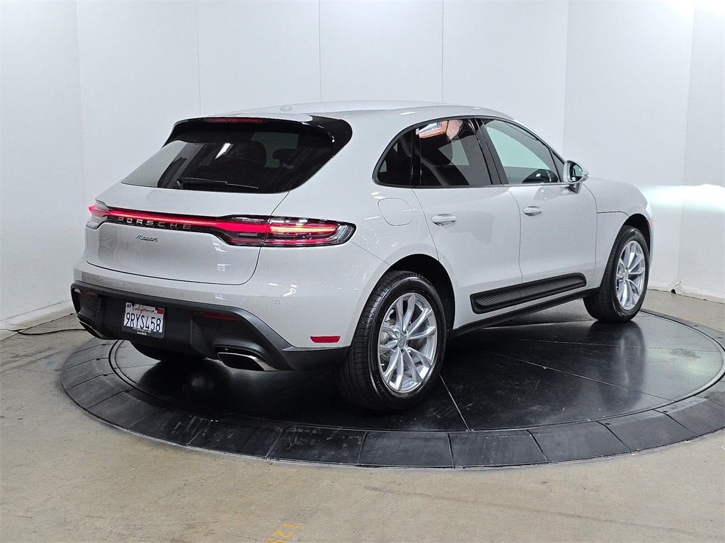 2025 Porsche Macan T photo 7
